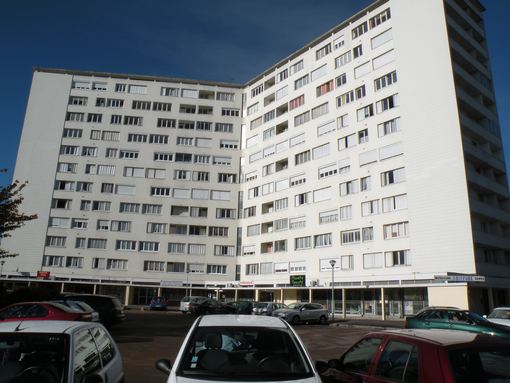  grand immeuble en V